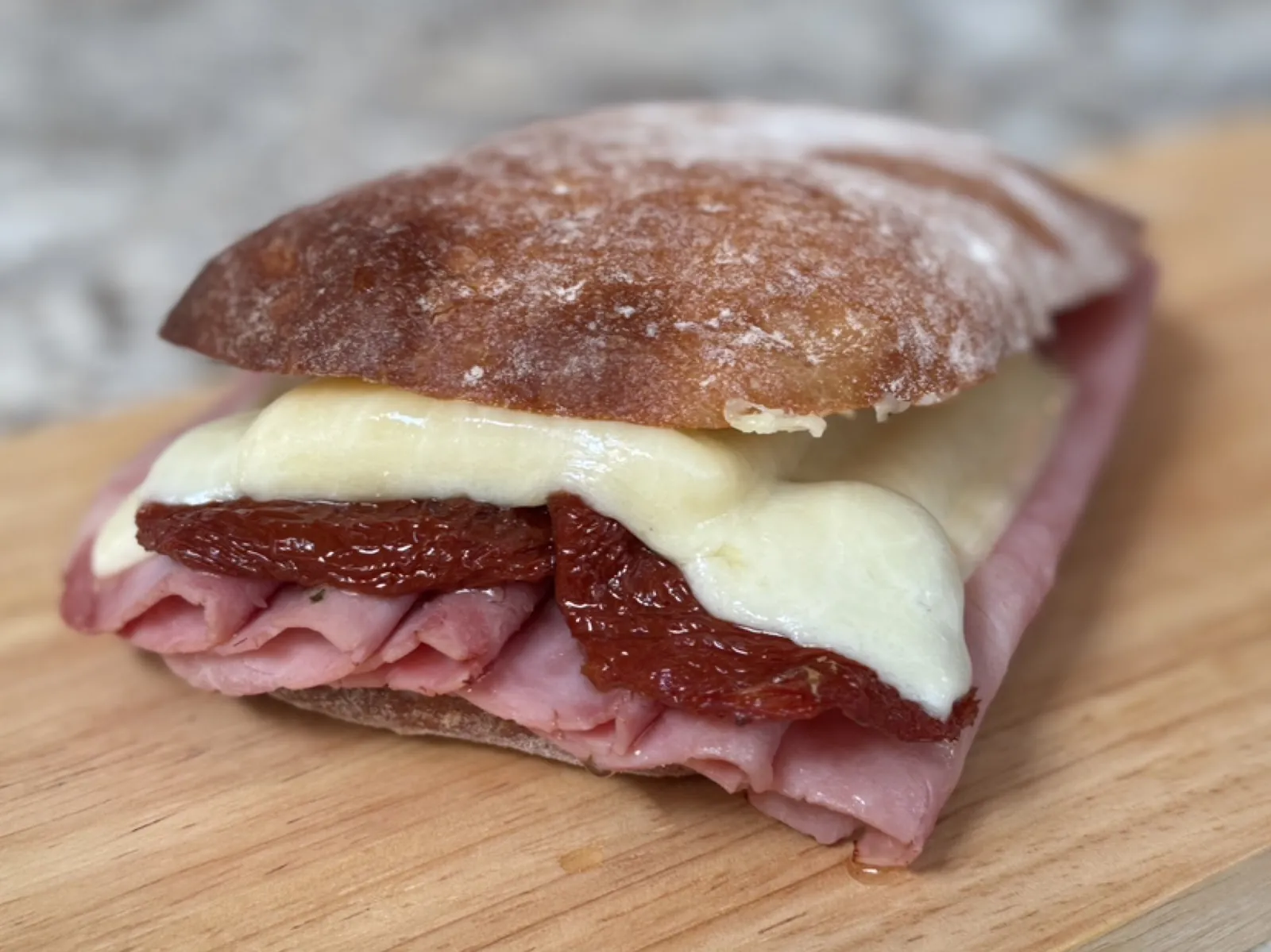 Ciabatta XiC de masa madre con queso y jamón